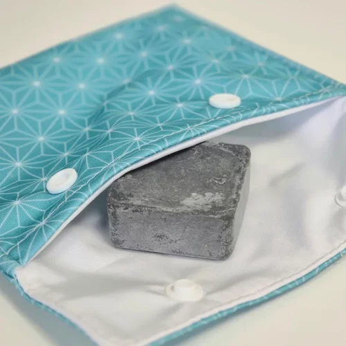 Soin lavant visage solide au charbon + pochette