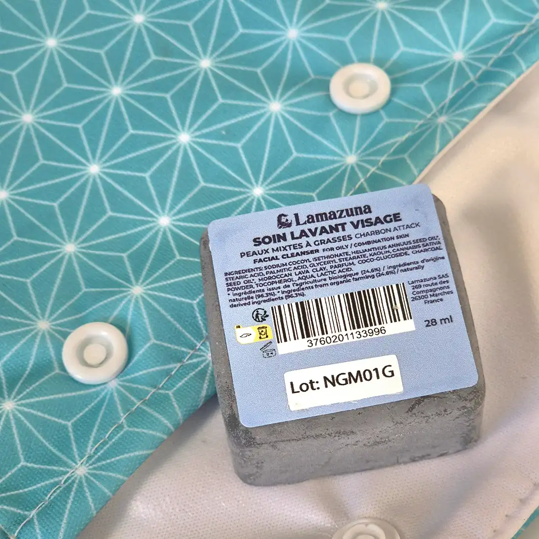 Soin lavant visage solide au charbon + pochette – Image 2